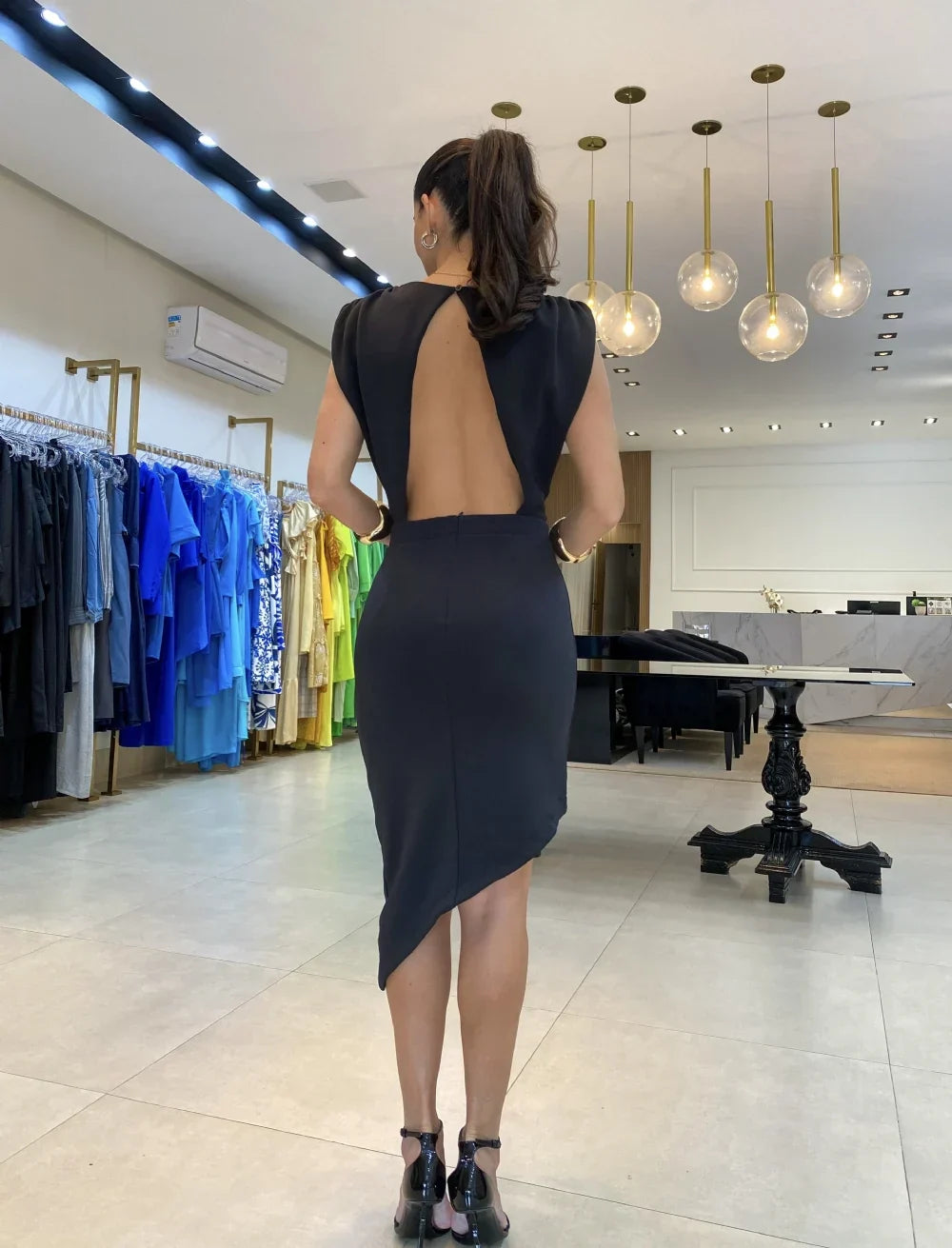 Robe Élégance Moderne | Silhouette Structurée et Design Raffiné