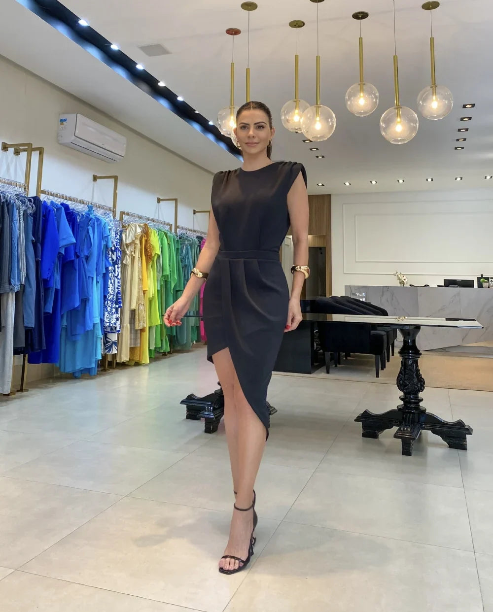 Robe Élégance Moderne | Silhouette Structurée et Design Raffiné